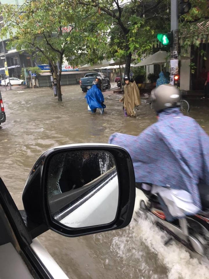 Nhiều người dân phải gửi xe đi bộ.