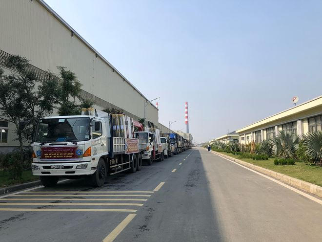 9 xe hàng chuẩn bị lên đường