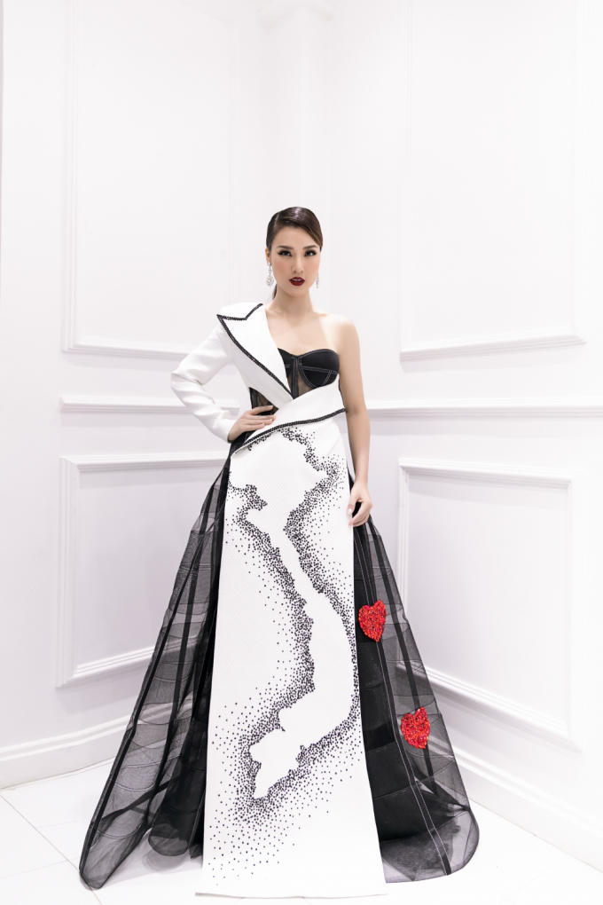 Hoàng Oanh diện trang phục bản đồ Việt Nam, đeo trang sức tiền tỷ nổi bật tại sự kiện