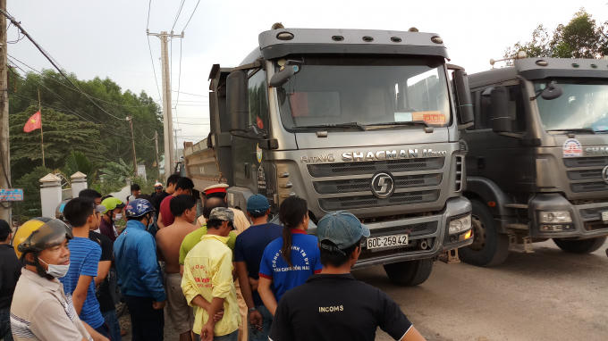 Chiếc xe ben bị người dân rượt đuổi yêu cầu quay lại hiện trường.