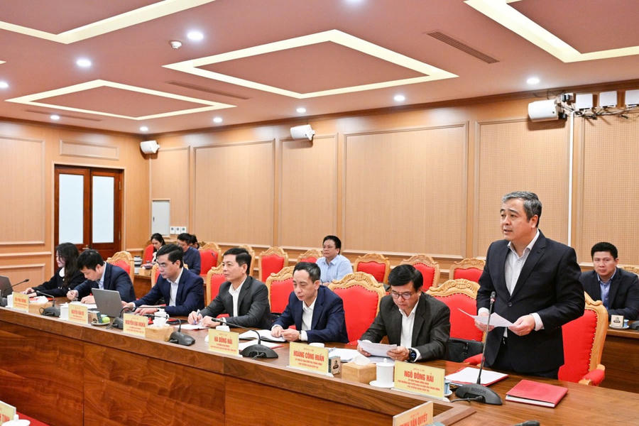 Ông Ngô Đông Hải, Phó trưởng Ban Tuyên giáo và Dân vận Trung ương, Phó Trưởng đoàn kiểm tra công bố Quyết định số 20-QĐNS/TW, ngày 23/2/2026 của Bộ Chính trị về việc kiểm tra, giám sát đối với Ban Thường vụ Tỉnh ủy Cao Bằng - Ảnh: VGP/Toàn Thắng.