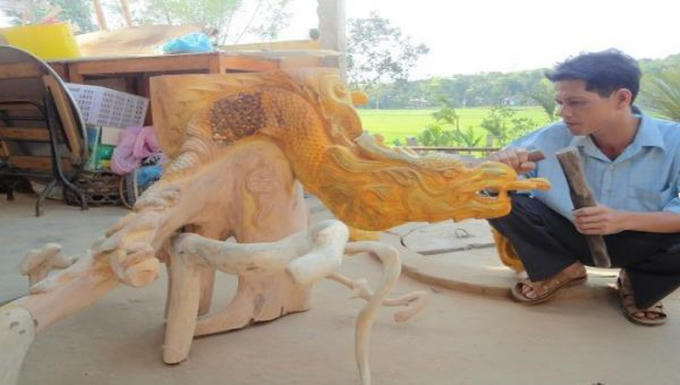 Các chi tiết được chạm khắc tỉ mỉ bởi những người thợ làng mộc Văn Hà.