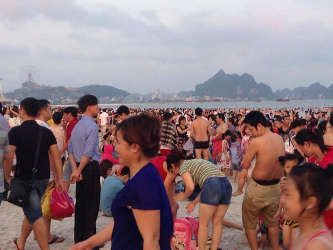 Quảng Ninh: B&atilde;i tắm n&ecirc;m chật người trong tuần lễ du lịch Hạ Long