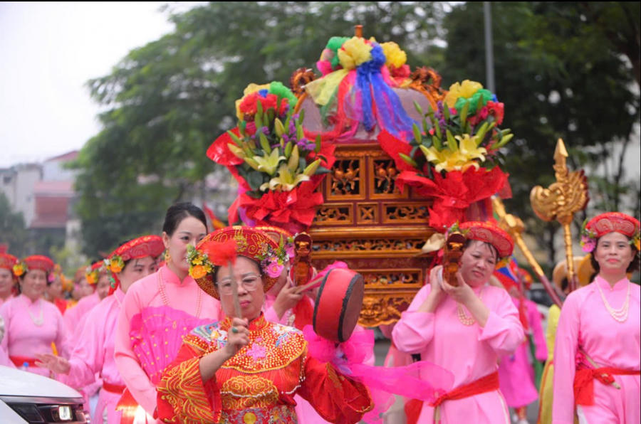 Theo truyền thuyết, sau khi đánh tan giặc Ân, trước khi về trời, Ngài đã dừng chân tại làng Cảo Động (nay là phường Xuân Đỉnh)