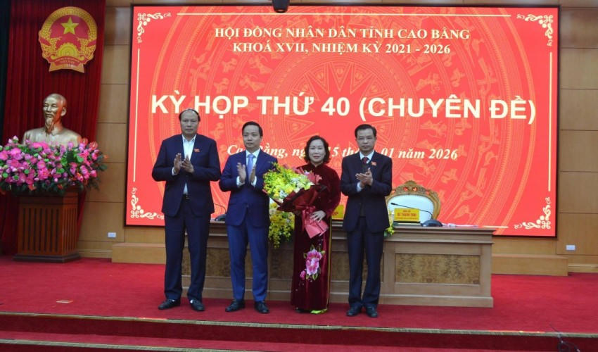 Lãnh đạo tỉnh Cao Bằng tặng hoa chúc mừng bà Hà Nhật Lệ, tân Phó Chủ tịch UBND tỉnh Cao Bằng.