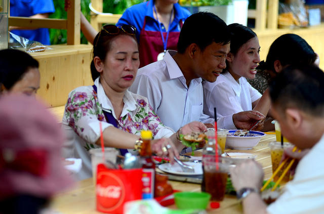 Khác với phố hàng rong ở đường Nguyễn Văn Chiêm, phố hàng rong thứ 2 có kê bàn ghế để khách tiện ngồi ăn uống tại chỗ.