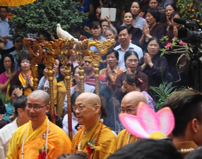 ... Và phóng sinh bồ câu hòa bình.