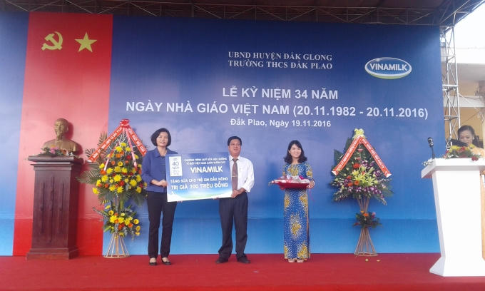 Vinamilk trao tặng sữa cho học sinh Trường tiểu học Quang Trung (trị giá 200 triệu đồng)