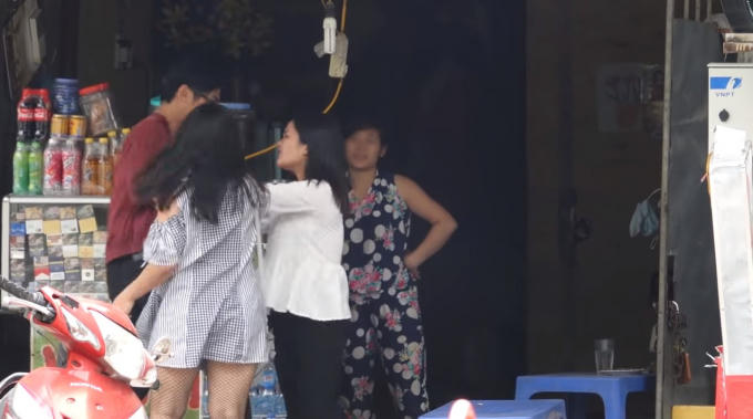 Cô gái (váy ngắn kẻ caro) là người thuộc ekip thực hiện video, trực tiếp đóng vai người đi đánh ghen - Ảnh cắt từ clip.