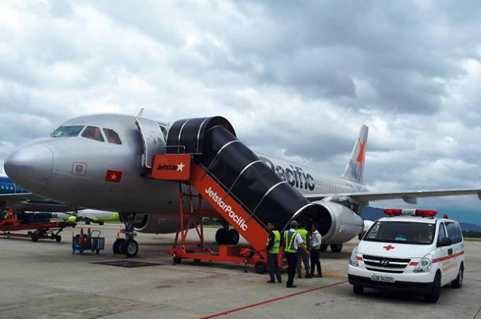 Nam hành khách được lực lượng chức năng cấp cứu kịp thời khi máy bay hạ cánh.