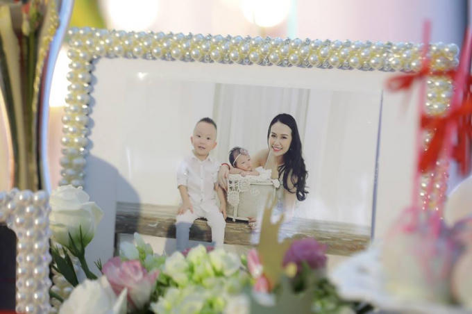 Bé Son bên anh trai Su Hào và mẹ Hương Baby.