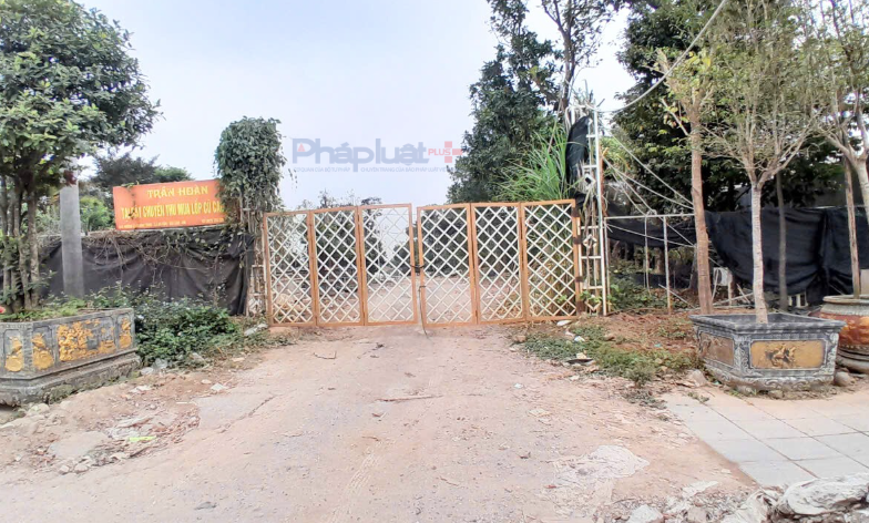 Trước đó, qua công tác nắm tình hình địa bàn và triển khai các biện pháp trinh sát, lực lượng chức năng phát hiện dấu hiệu đổ, lấp trái phép chất thải rắn thông thường (trạc thải xây dựng) tại khu đất nông nghiệp nằm cạnh nhà vườn Bảo Vy Garden, đường Lý Thánh Tông, xã Bát Tràng. Khu đất này không được che chắn, thu gom, xử lý theo đúng quy định về bảo vệ môi trường.