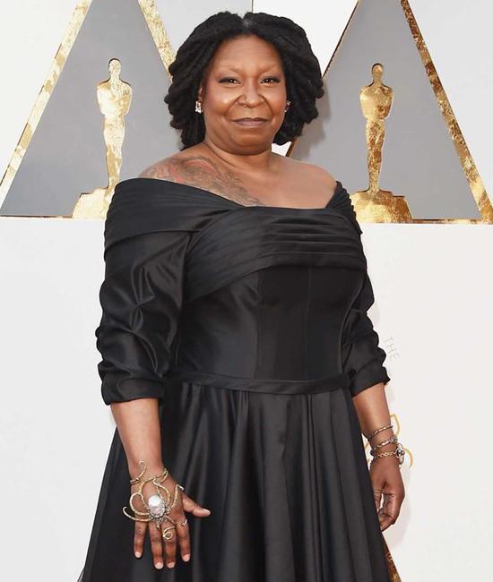WHOOPI GOLDBERG - TRANG SỨC SEVAN BICAKCI  Cuối cùng, một trong những hình ảnh gây ấn tượng mạnh khác là bộ trang sức bạch tuộc trên tay "bà đồng" Whoopi Goldberg của nhà thiết kế Sevan Bicakci. Ngoài viên ngọc trai khủng vô cùng hiếm có khó tìm, được biết nghệ nhân người Thổ Nhĩ Kỳ này đã phải mất hơn 1 năm để hoàn thành chiếc vòng tay độc đáo này.