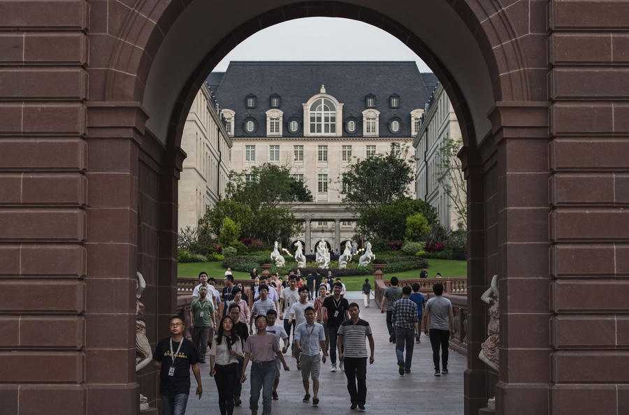 Đại bản doanh tỉ đô của Huawei: Gần 60.000 nhân viên không dùng tiền mặt, ngắm thiên nga đen và chụp ảnh sống ảo khi rảnh rỗi - Ảnh 12.