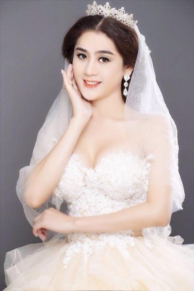 Trải qua nhiều cuộc phẫu thuật đau đớn tại Thái Lan, hiện cô đã sở hữu ngoại hình như mong ước.