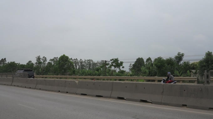 Vị trí qua địa bàn xóm 17 (xã Diễn Yên, huyện Diễn Châu), hàng loạt tấm lan can đã bị tháo dỡ.