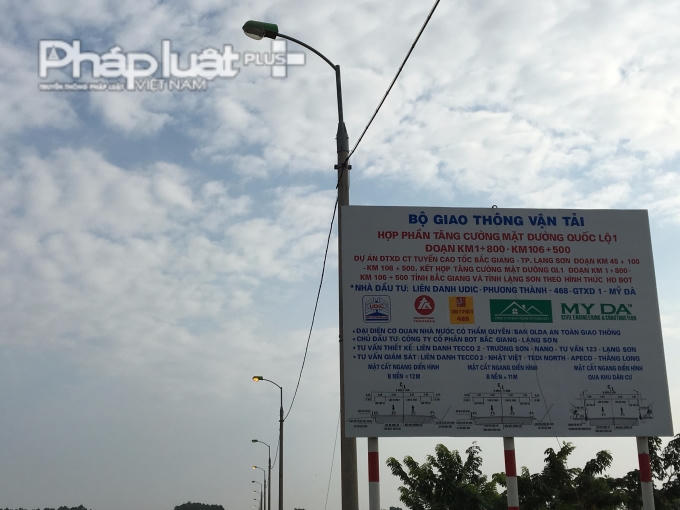 Những chiếc đèn cao áp được bật xen kẽ nhau chạy thẳng theo hướng Lạng Sơn.
