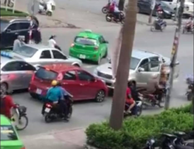 Hình ảnh va chạm giữa chiếc xe bán tải và ô tô màu đỏ.