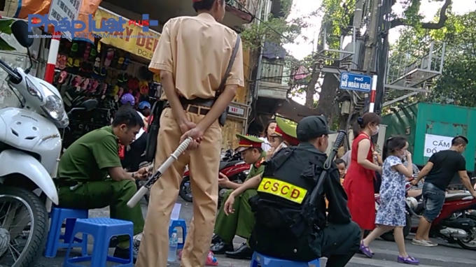 Chốt làm việc của lực lượng Công an, Cảnh sát ngay cạnh đó, tuy nhiên bãi trông giữ xe trên vẫn ngang nhiên hoạt động.