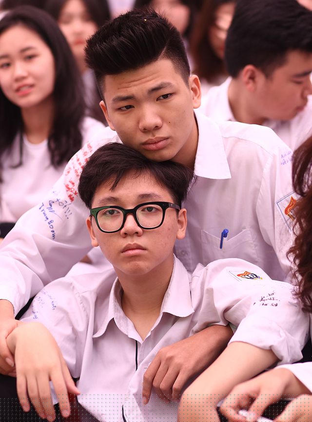 Các nam sinh cũng không cầm được cảm xúc bồi hồi, bịn rịn trong giây phút chia tay.