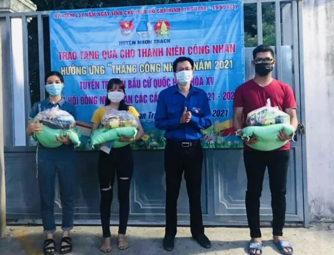 huyen doan trao qua cho cong nhan.