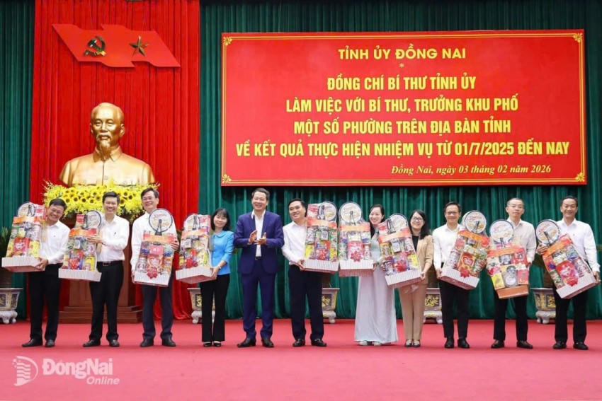 Bí thư Tỉnh uỷ Vũ Hồng Văn tặng quà cho các đơn vị.