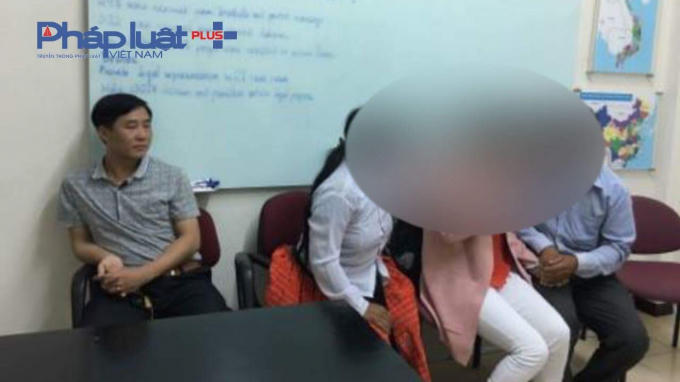 Nữ sinh Giàng Linh Anh cùng người thân. Ảnh: Thu Thủy