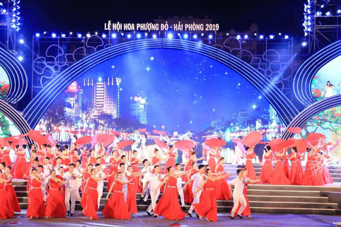 Màn biểu diễn ngập tràn sắc đỏ tại lễ khai mạc.