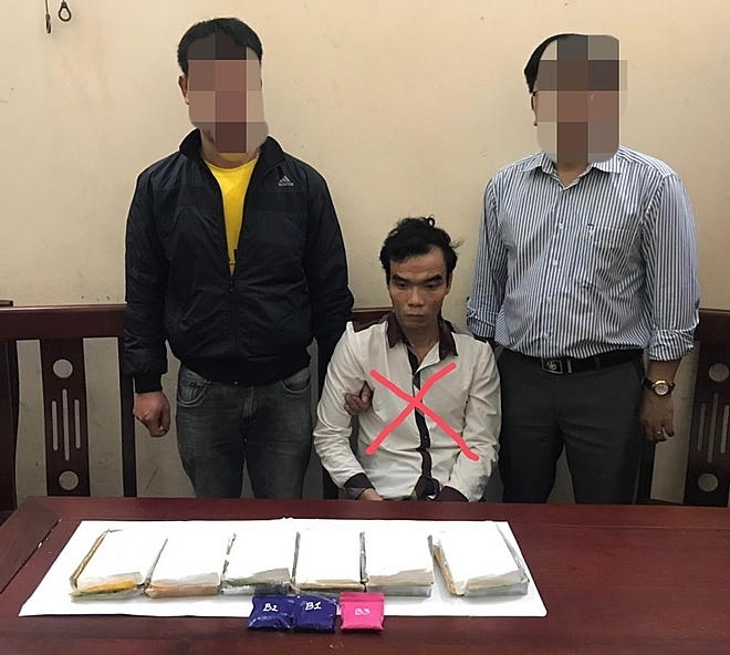 bat-doi-tuong-van-chuyen-6-banh-heroin