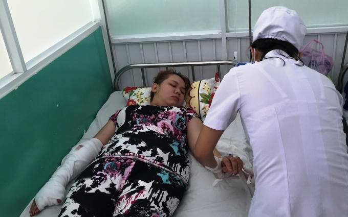 Chị Yến ở bệnh viện với nhiều vết thương ở tay.