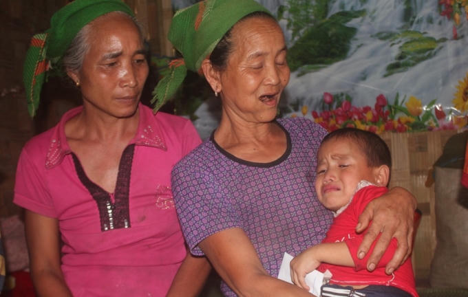 Trở về với người thân cháu bé bỗng òa khóc nức nở.