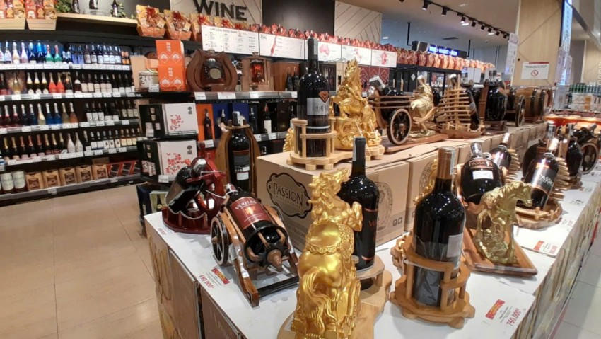 Các gian hàng bày rượu, bia, nước giải khát được trưng bày rất bắt mắt, thu hút khách hàng mua sắm.