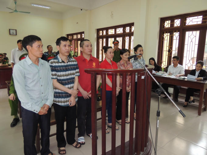 6 đối tượng đứng trước vành móng ngựa. Ảnh Công an Hà Nam