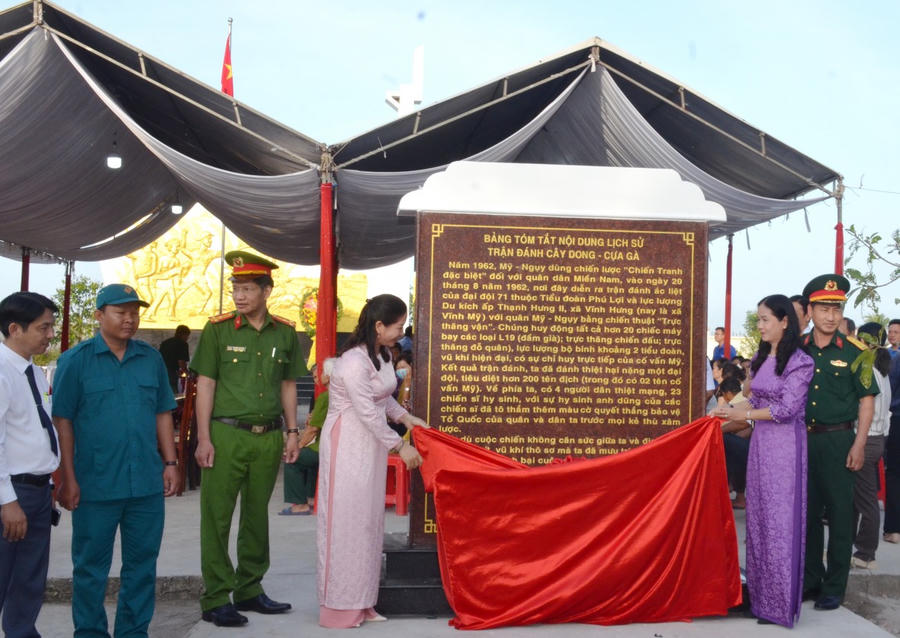 Đại biểu thực hiện nghi thức kéo bảng thông tin trận đánh Cây Dong – Cựa Gà.