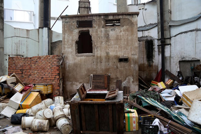 Đồ đạc và chỗ ở tạm của người dân nằm ngay trong lòng thủy đài.