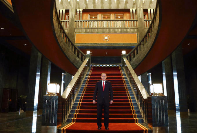 Ông Recep Tayyip Erdogan khai trương cung điện vào ngày 30/8/2014 sau khi trở thành tổng thống. Đây được cho là cung điện lớn nhất từng được xây dựng trên thế giới trong hơn 100 năm qua. Ảnh: AFP/Getty