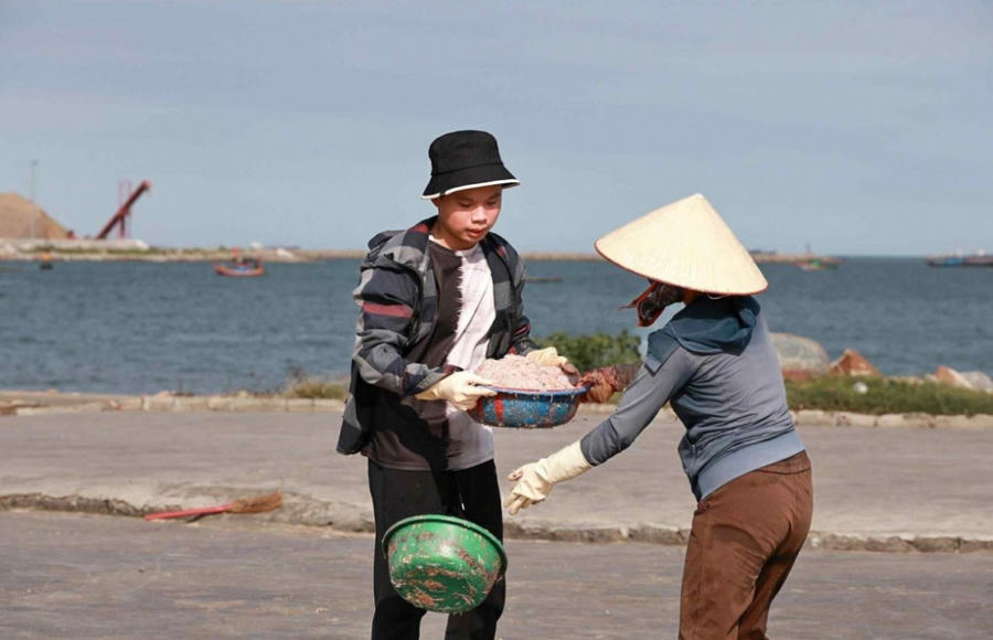 Người phụ nữ miền biển là hậu phương vững chắc của chồng mỗi chuyến ra khơi