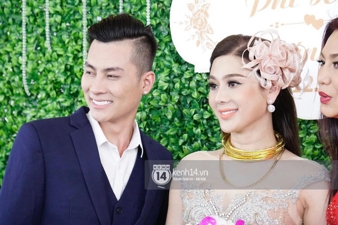 Lâm Khánh Chi hôn đắm đuối chú rể, thay váy đỏ nổi bần bật như công chúa trong lễ cưới