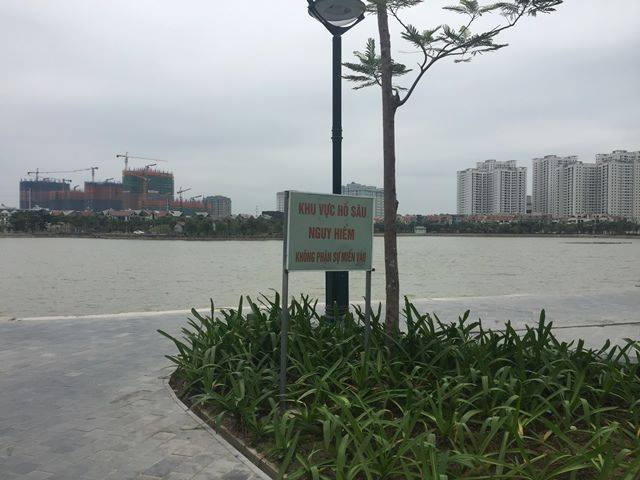 Nơi ph&aacute;t hiện thi thể tr&ecirc;n mặt hồ.