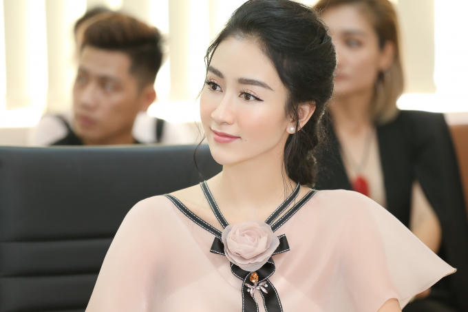 Hà Thu cho biết cô từng lo lắng giọng Huế của mình sẽ khó hát hơn.