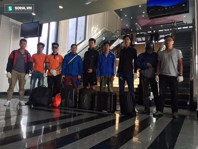 Anh Nguyễn Lê Anh cùng các thành viên đội tình nguyện cứu hộ có mặt ở khu nhà ga cáp treo để đi đến trụ T4 (ảnh nhân vật cung cấp)