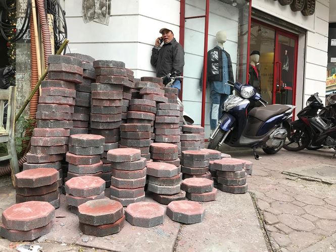 Sau thông tin dừng lát đá vỉa hè để chờ thanh tra, người dân vô cùng bất ngờ khi thấy một số vỉa hè vẫn tiếp tục "cày xới" vỉa hè.