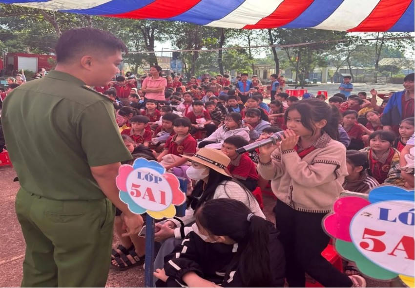 Học sinh được trải nghiệm các buổi tuyên truyền PCCC.