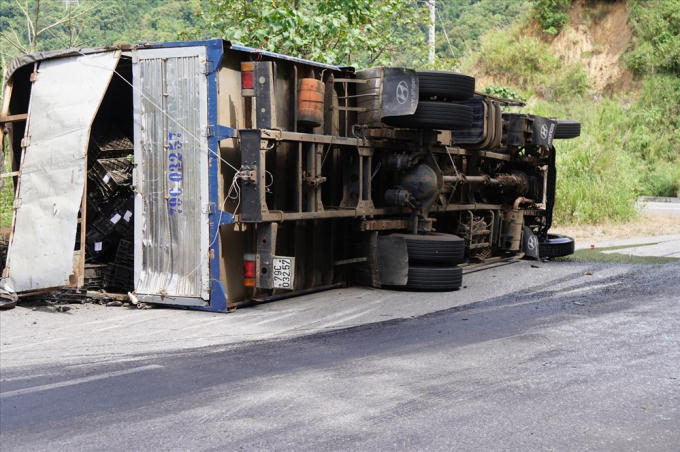 Xe tải lật tr&ecirc;n đ&egrave;o Ngoạn mục ( Ảnh: B&aacute;o Lao Động)