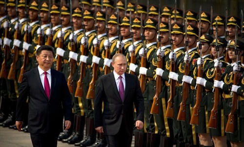 Chủ tịch Trung Quốc Tập Cận Bình đón tiếp Tổng thống Nga Vladimir Putin tại Bắc Kinh, ngày 25/6. Ảnh: AP