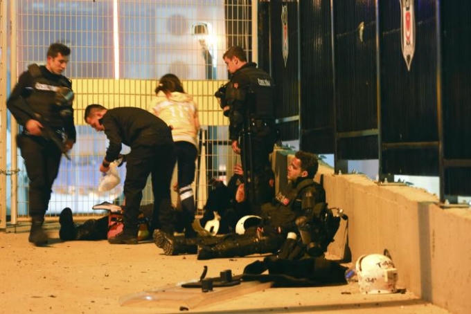 Trong số những nạn nhân thiệt mạng có 27 cảnh sát và 2 dân thường. (Ảnh: Reuters)