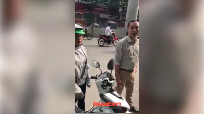 Thanh niên cầm chìa khóa của người phụ nữ và ném vào công trường.