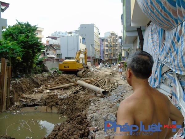 Người dân ngao ngán vì những hệ lụy công trình gây nên.