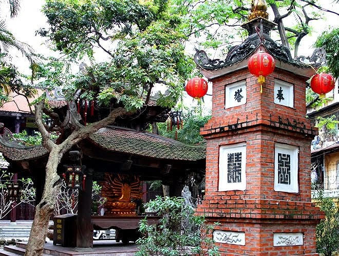 Chùa Phúc Khánh nằm trong khu dân cư đông đúc, chật hẹp nhưng nơi đây được đông đảo cư dân và các phật tử tìm đến cầu an.
