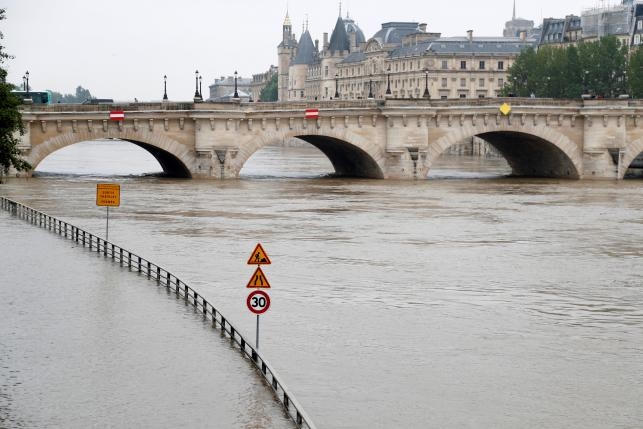 Biển báo giao thông xuất hiện cô lập trong nước. (Ảnh: Reuters)